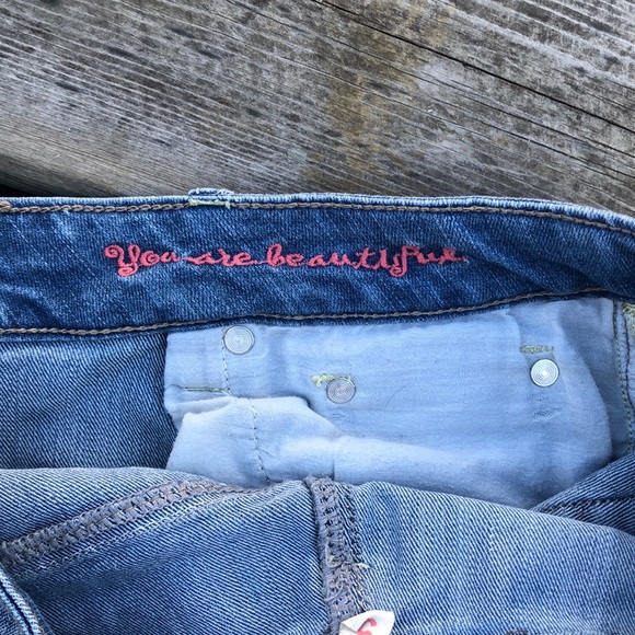 Dollhouse Distressed Denim Shorts - Picture 4 of 7